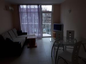 A television and/or entertainment centre at Apart Hotel Ravda