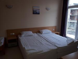 A bed or beds in a room at Apart Hotel Ravda