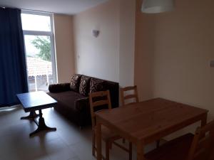 A seating area at Apart Hotel Ravda