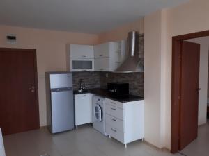 A kitchen or kitchenette at Apart Hotel Ravda