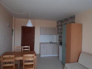 A kitchen or kitchenette at Apart Hotel Ravda