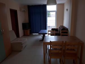 A television and/or entertainment centre at Apart Hotel Ravda Még 13 kép