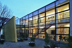 un gran edificio de cristal con una escalera. en Hôtel Galerie, en Greifswald