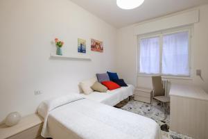 Uma cama ou camas num quarto em The Best Rent - Ripamonti Apartment
