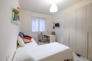 Uma cama ou camas num quarto em The Best Rent - Ripamonti Apartment