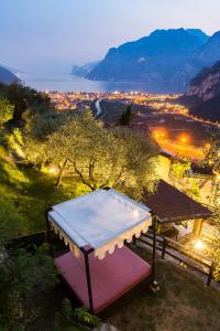 uma mesa de piquenique numa colina com vista para o oceano em Hotel Isola Verde em Nago-Torbole