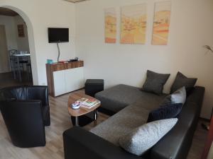 a living room with a couch and a table at Ferienwohnung "Am alten Main" in Kemmern