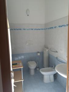 トルトレート・リドにあるlungomareのバスルーム(トイレ、洗面台付)