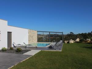 Salir de MatosにあるAlluring Villa with Private Pool Garden and Coastのスイミングプールと芝生のある家