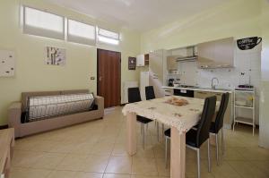 una cucina e una sala da pranzo con tavolo e sedie di Bologna Città Turrita Rooms a Bologna