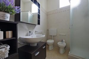 un bagno con lavandino e WC di Bologna Città Turrita Rooms a Bologna Altre 25 foto