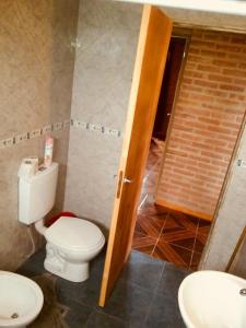 un baño con inodoro y lavabo en Casa de Vero, en Mina Clavero 12 fotos más