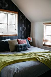 Un pat sau paturi într-o cameră la Northfield Boutique Apartments
