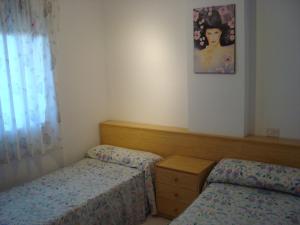 ペニスコラにあるBertur Europeñíscolaのベッドルーム1室(ベッド2台付)が備わります。壁に絵が描かれています。