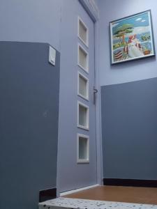 una habitación con una puerta y una pintura en la pared en chambre chez l'habitant en Céret