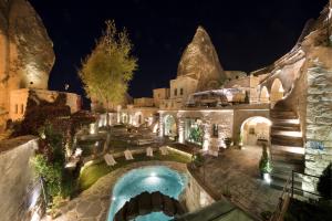 una urbanización con piscina por la noche en Anatolian Houses Cave Hotel & SPA, en Göreme