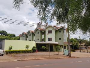 a building on the corner of a street at Hotel Nevada in Cascavel