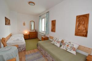 Un pequeño dormitorio con una cama y una mesa. en Slnecny Dvor, en Veľká Lomnica
