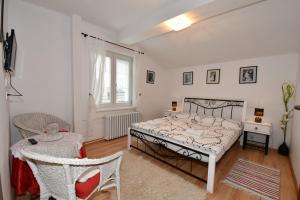 Un dormitorio con una cama y una mesa y sillas. en Slnecny Dvor, en Veľká Lomnica 7 fotos más