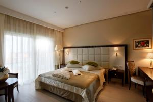 a hotel room with a bed and a desk and a window at Holiday home ''Oasi'' in Pula