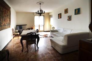 ein Wohnzimmer mit einem Sofa und einem Tisch in der Unterkunft Bene Vagienna Holiday House in Bene Vagienna