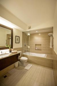 Ett badrum på Montebello Villa Hotel