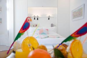 a room with a bed and a table with fruit at Porto Moments Apartments by Portugal Collection in Vila Nova de Gaia