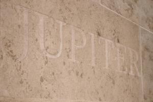una señal en una pared con la wordritis escrita en ella en Family Hotel Jupiter, en Balchik