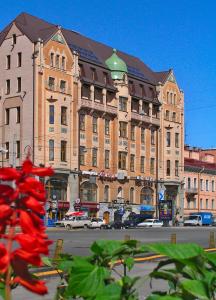 duży budynek z czerwonym kwiatem przed nim w obiekcie Dostoevsky Hotel w Petersburgu
