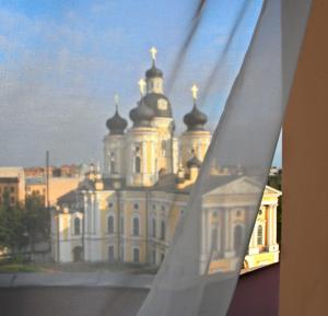 een raam met uitzicht op een groot gebouw bij Dostoevsky Hotel in Sint-Petersburg