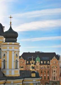 un edificio con una croce sopra di Dostoevsky Hotel a San Pietroburgo