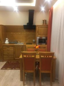 Kuchnia lub aneks kuchenny w obiekcie Pokoje U ŚLIWIOKA