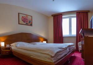 Posteľ alebo postele v izbe v ubytovaní Hotel West