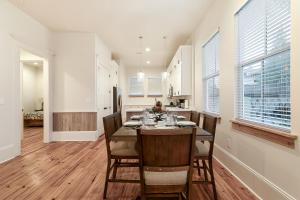 Una cocina y un comedor con mesa y sillas. en Hosteeva 3 BR Cottage Close to St Charles 5 m Ride to FQ, en Nueva Orleans