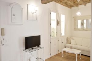 ローマにあるParadise Apartmentの白いリビングルーム(テレビ、ソファ付)