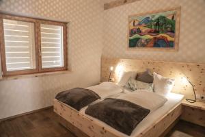 un letto con struttura in legno in una camera da letto di Dobringers Chalet-Dorf Warös a Hermagor