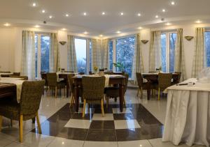 Reštaurácia alebo iné gastronomické zariadenie v ubytovaní Hotel West