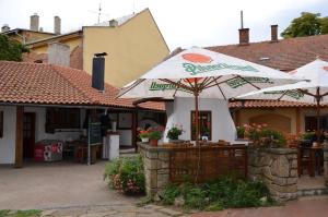 een restaurant met een tafel met een parasol bij Penzion Pod Kaštany Kvasice in Kvasice