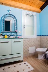 サンタンティーオコにあるB&B Il Cenerinoのバスルーム(洗面台、鏡付)