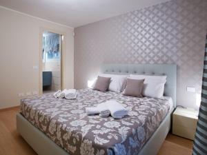 Letto o letti in una camera di State of the art home suite with 180° panoramic lake view, pool, sauna & jacuzzi
