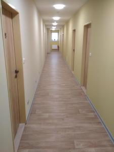 un couloir d'un immeuble de bureaux avec un long couloir dans l'établissement Apartmány Pod Kaštany Kvasice, à Kvasice