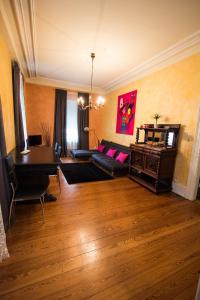 een woonkamer met een bank en een tafel bij Du Russel Suite in Baden-Baden