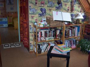 una habitación con una estantería llena de libros en Une Chambre D'Hote Yvetot, en Yvetot