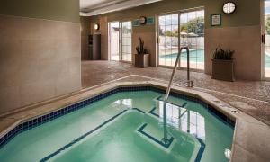 - une piscine dans un bâtiment avec piscine dans l'établissement Best Western Hartford Hotel and Suites, à Hartford