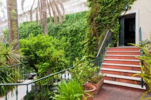 un escalier menant à un bâtiment avec des plantes dans l'établissement bairro alto view point 3 bedrooms chalet, à Lisbonne