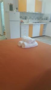 ブカレストにあるPensiune Spital Fundeniのキッチンのベッドの上に置かれたタオルの山 +18枚の写真