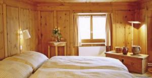 a bedroom with a bed and a window at Gasthaus Alte Post in Zillis