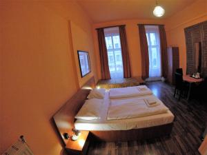 Una cama o camas en una habitación de Pension Madara