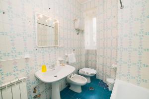 łazienka z umywalką i toaletą w obiekcie B&B Bouganville w mieście Tramonti