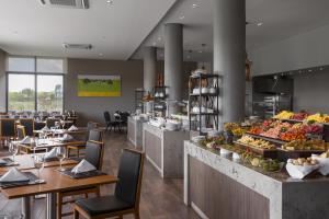 un restaurante con buffet con mesas y sillas en Salinas del Almiron Resort Termal, en Termas de Almirón